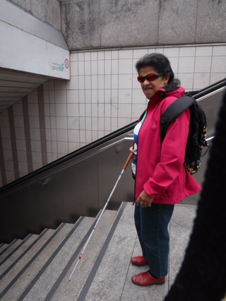 Lydia steht an der obersten Stufe nach unten zur S-Bahn