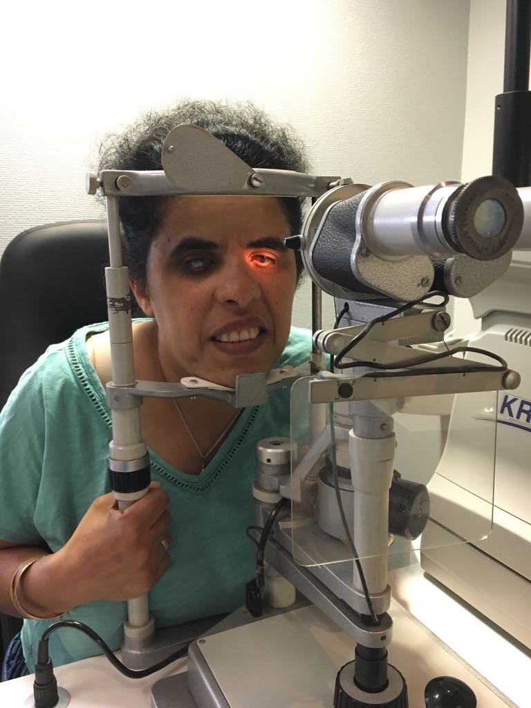 Lydia bei einer Augenärztlichen Untersuchung