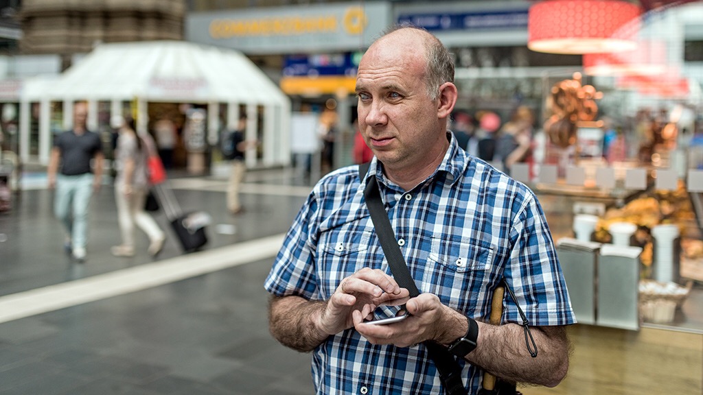 Matthias Schäfer bedient mit einer Hand ein Smartphone