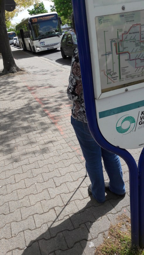 20170509_115509 Lydia an der bushaltestelle, Bus weit hinten