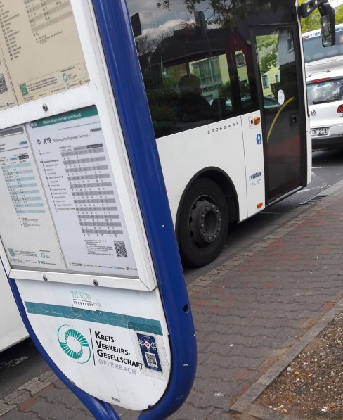 20170509_115625 Lydia am Bus, der weit nach vorne fährt