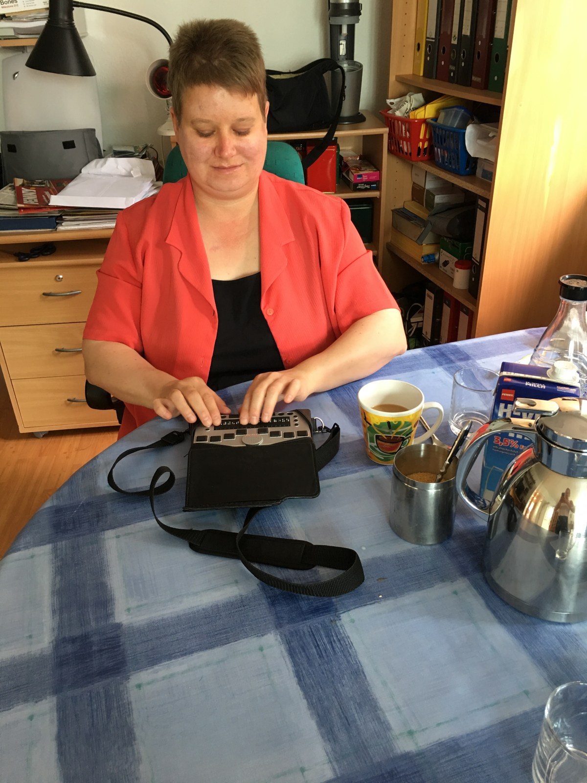 Susanne Aatz liest Braille