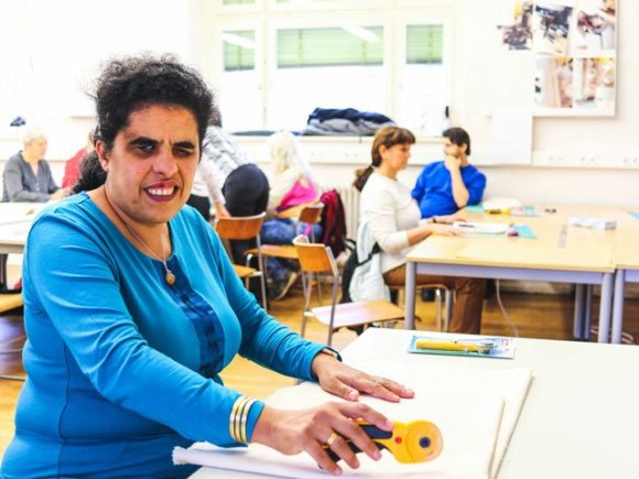 Lydia mit Cutter in der Hand