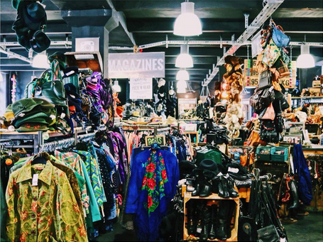 Blick in den Second Hand Shop sichtbar sind viele Klamotten