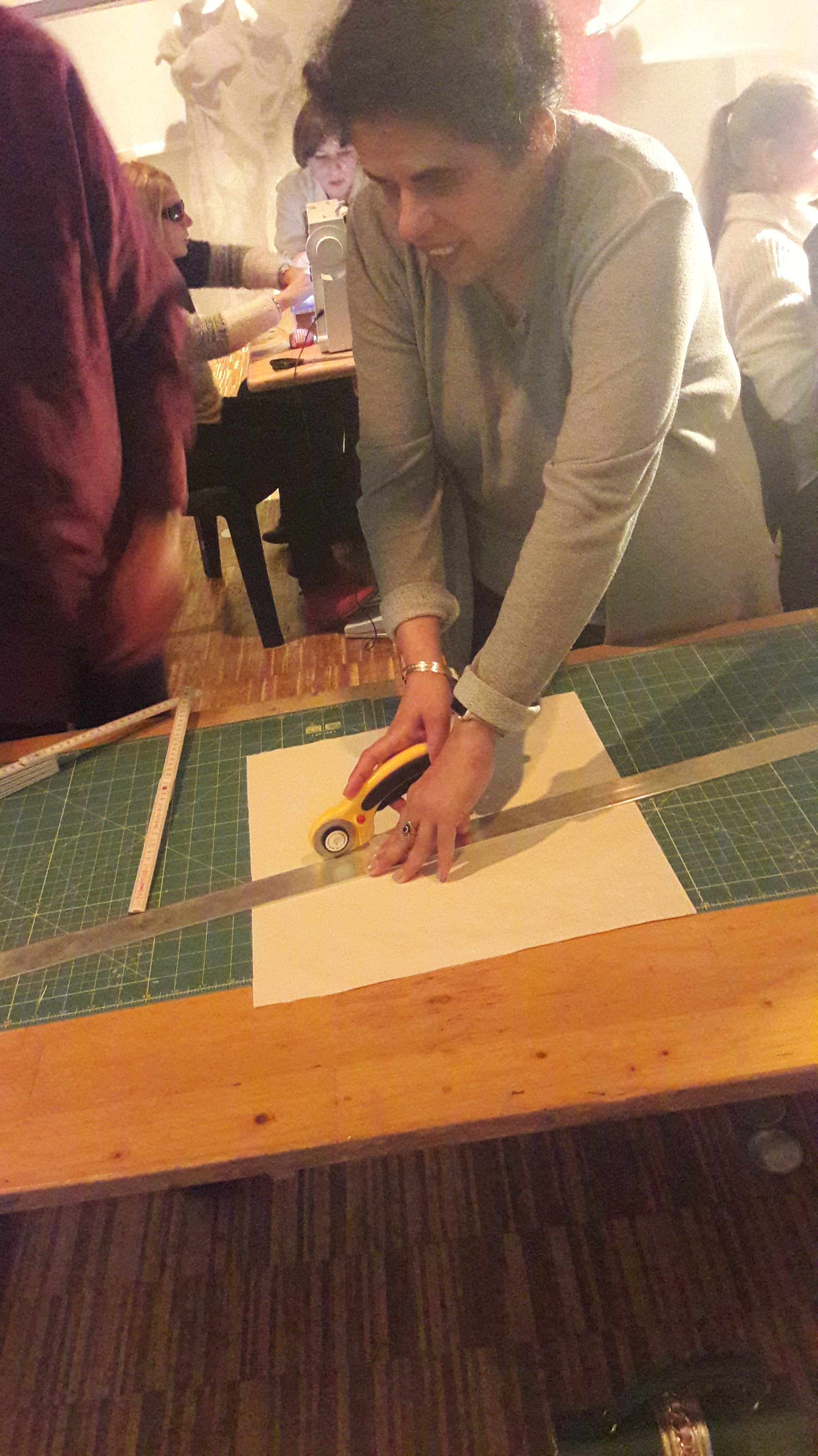 Lydia schneidet ein Stück Stoff zu