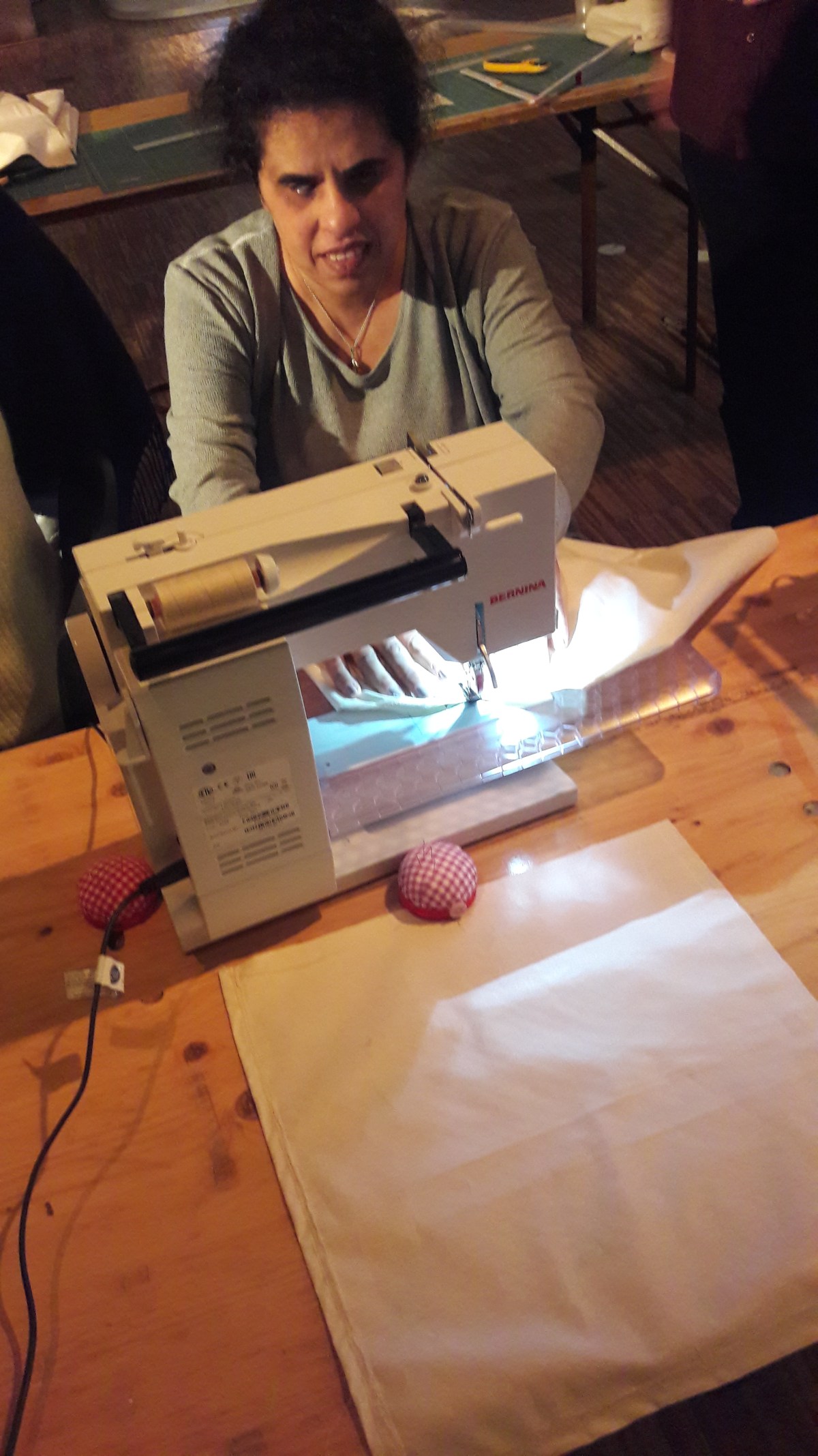 Lydia sitzt vor einer Nähmaschine