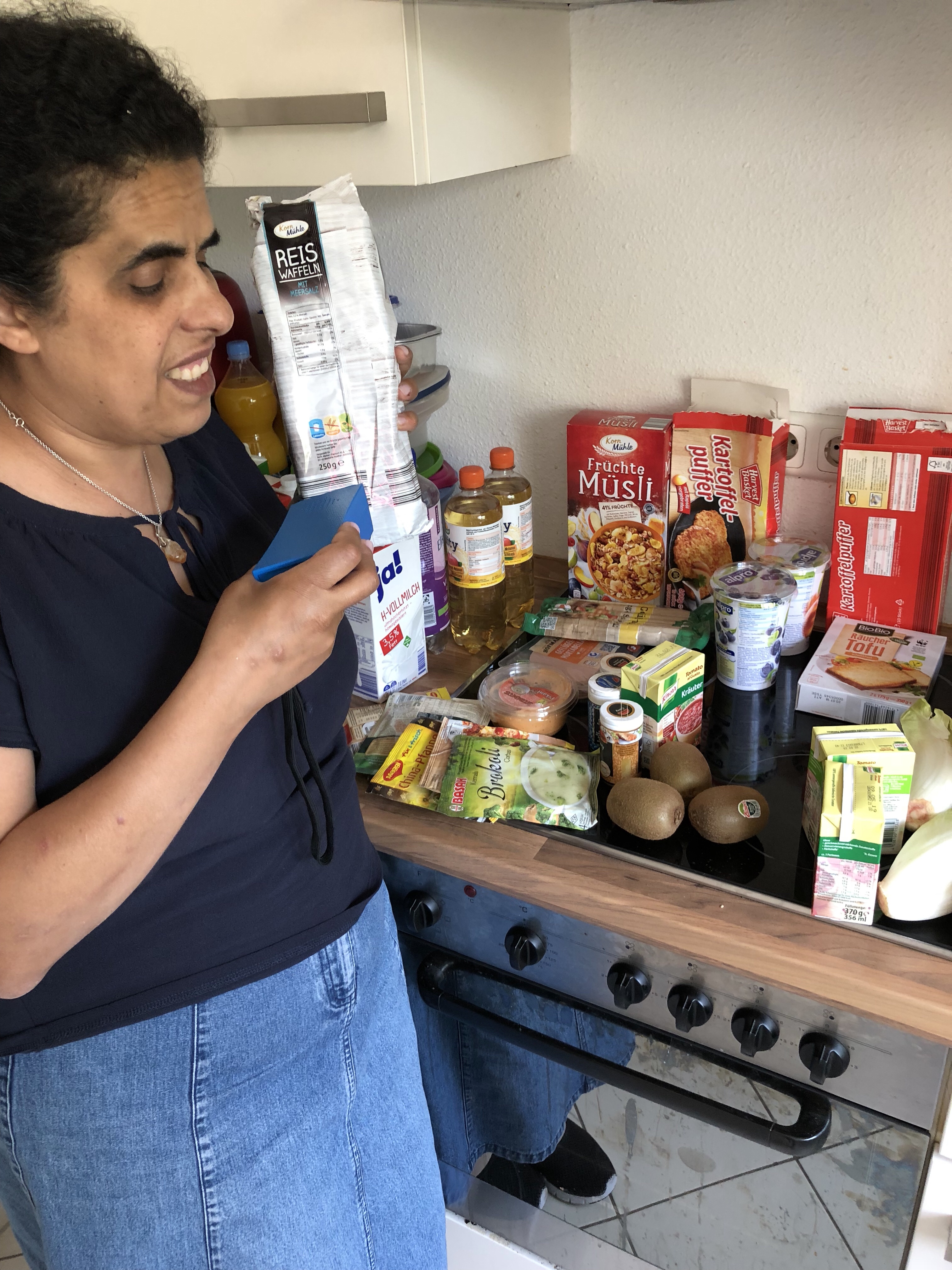 Lydia sortiert ihren Einkauf mit Einkaufsfuchs.