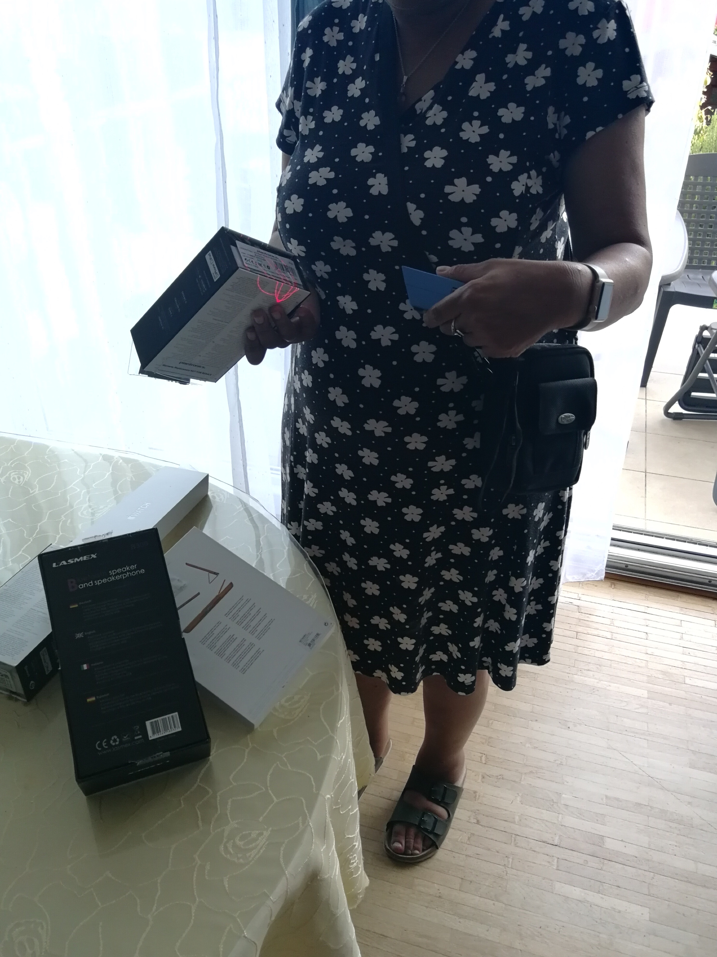 Der Scanner des Einkaufsfuchs ist auf den Barcode einer von mehreren Verpackungen gerichtet.