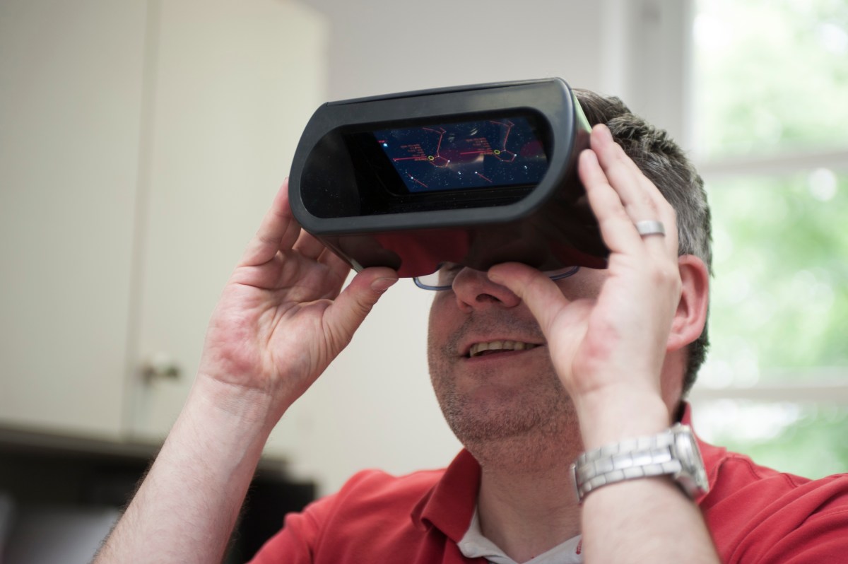 Blinder Hobbyastronom blickt durch ein Handplanetarium