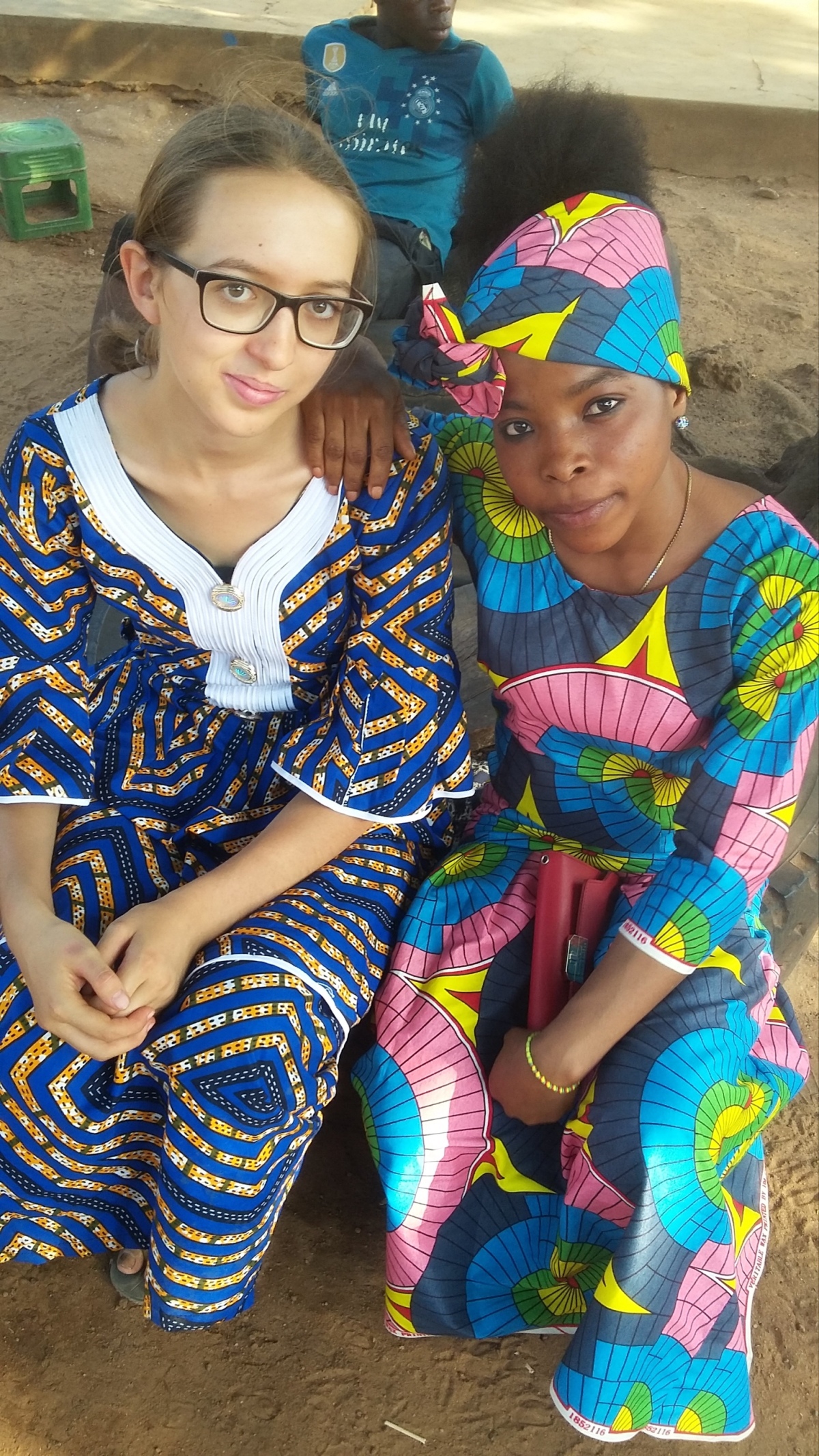 Gastschwester Samsia (rechts) und Jasmin (links) in festlicher Kleidung bei einem Ausflug nach Bassila (Benin)