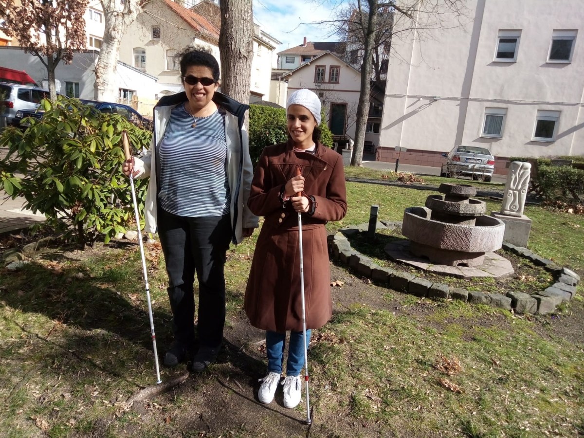Lydia und Amal in einem Garten.