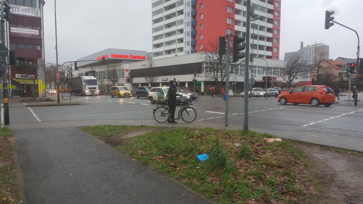 Stark befahrene Kreuzung mit mehreren Verkehrsinseln