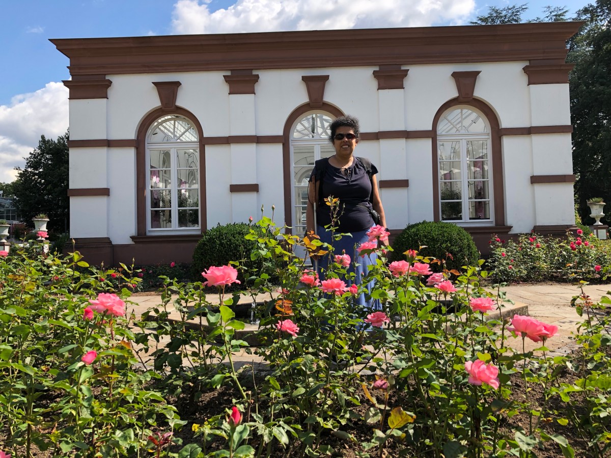 Lydia steht an einem Teich mit vielen Pflanzen
