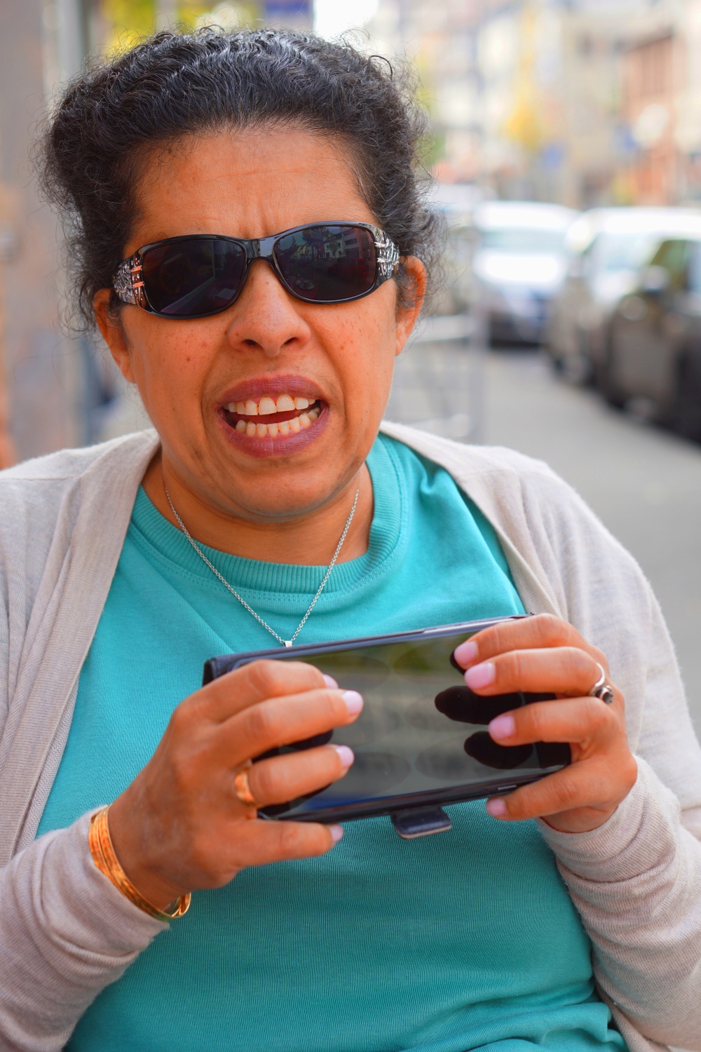 Lydia ist draußen und schreibt Braille auf dem iPhone