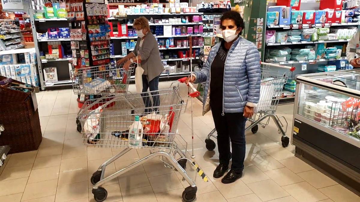 Lydia mit Einkaufswagen