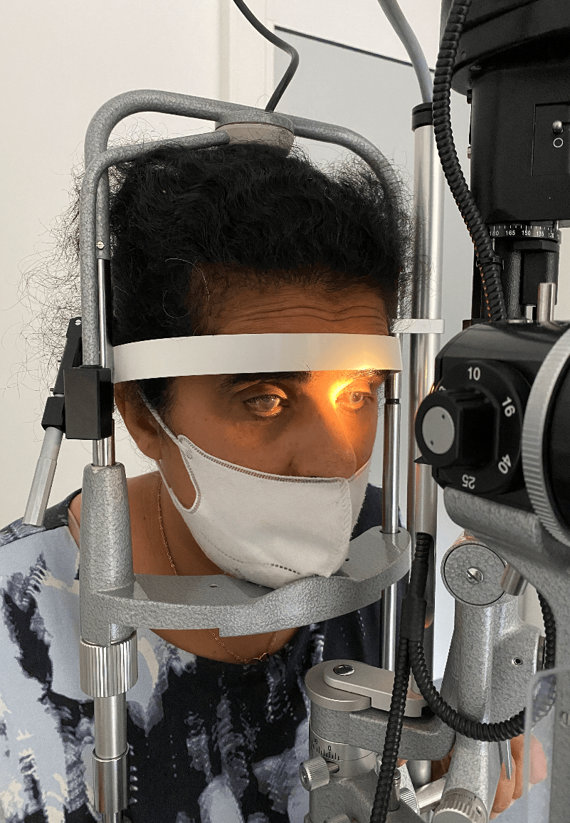 Lydia bei einer augenärztlichen Untersuchung