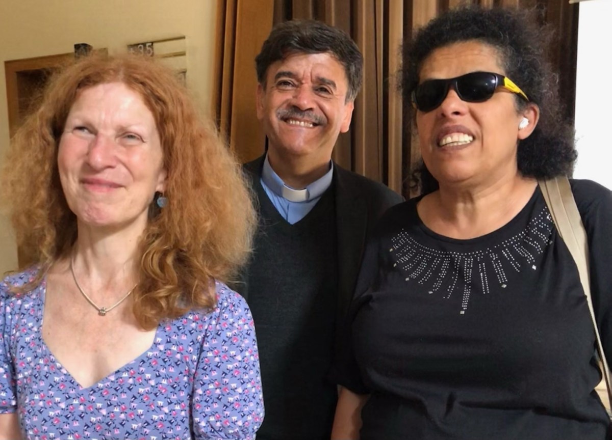 Brigitte Buchsein, Pfarrer Samir Esaid und Lydia Zoubek lächeln in die Kamera