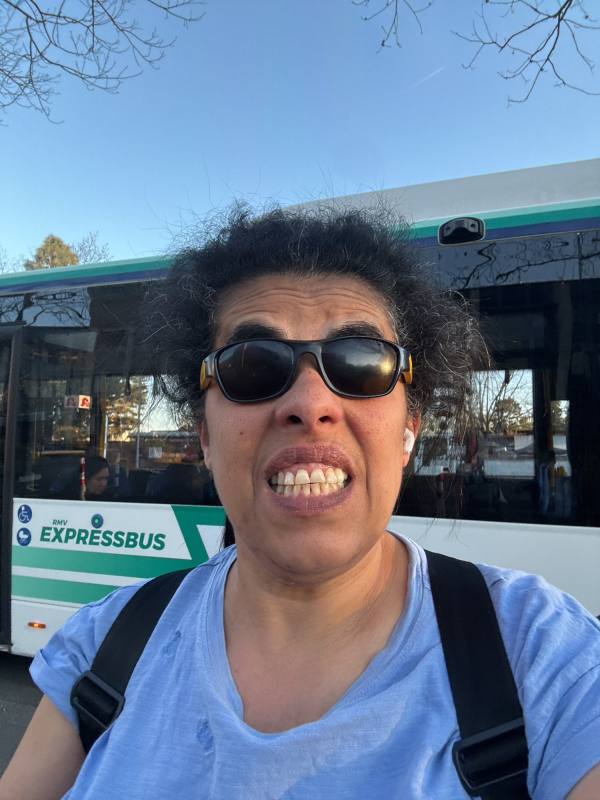 Lydia mit Bus im Hintergrund